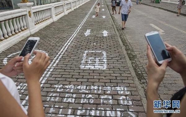 En China hay una va exclusiva para peatones adictos al telfono Playas del mundo