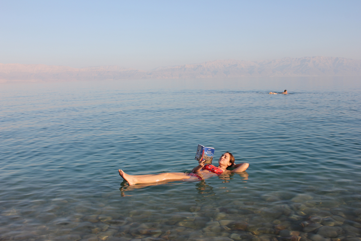 Flotar en las aguas del mar Muerto Playas del mundo